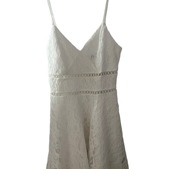 white lace dress with tags still on - Picture 2 of 3